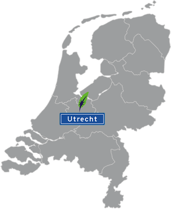 Grijze kaart van Nederland met Utrecht aangegeven met blauw plaatsnaambord met witte letters en Dagnall veer voor cursus Nederlands - blauw plaatsnaambord met witte letters en Dagnall veer - transparante achtergrond - 600 * 733 pixels